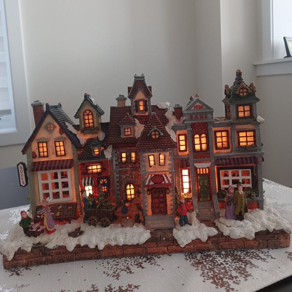 Vintage Illuminated Village Scene Townhouses Peep In Window Scenes Polyresin